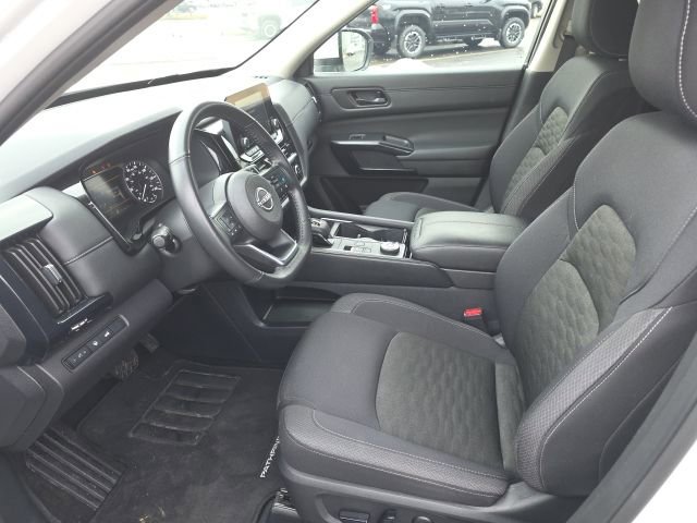 Used 2025 Nissan Pathfinder SV image 8