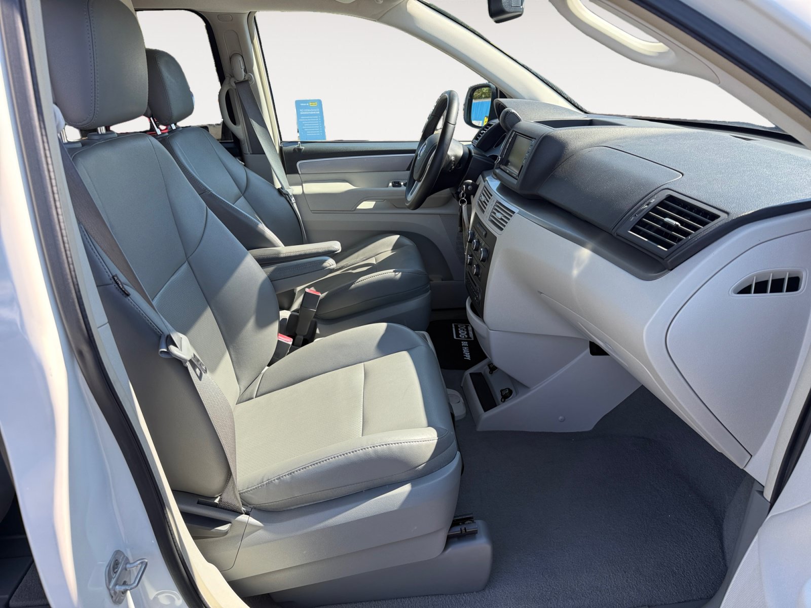 Used 2011 Volkswagen Routan SE FWD image 18