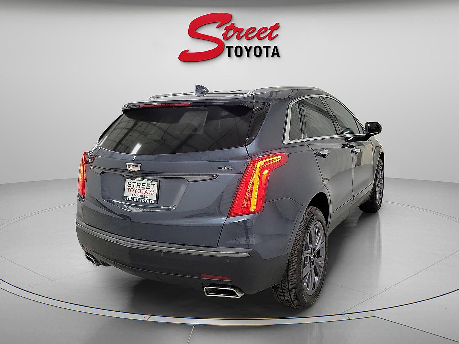 Used 2019 Cadillac XT5 Luxury w/ LPO, Black Ice Package FWD image 4