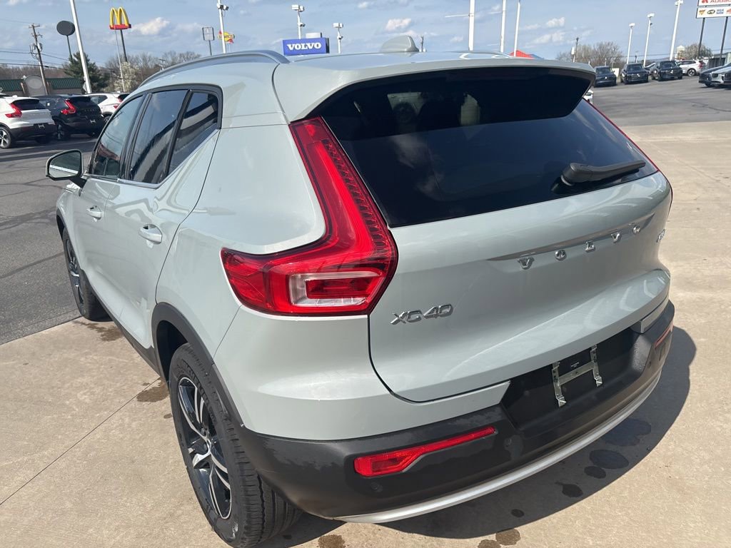 Used 2025 Volvo XC40 B5 Core image 9
