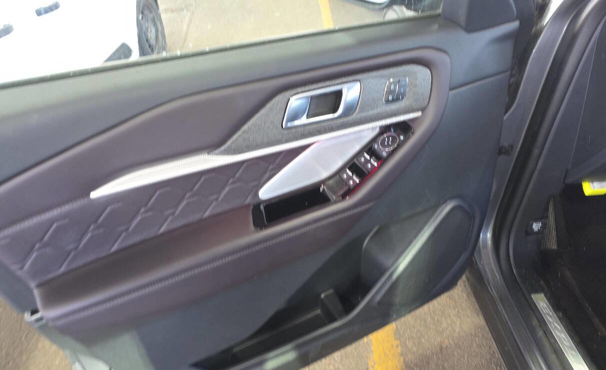 Used 2025 Ford Explorer Platinum w/ LUX Leather Package image 11