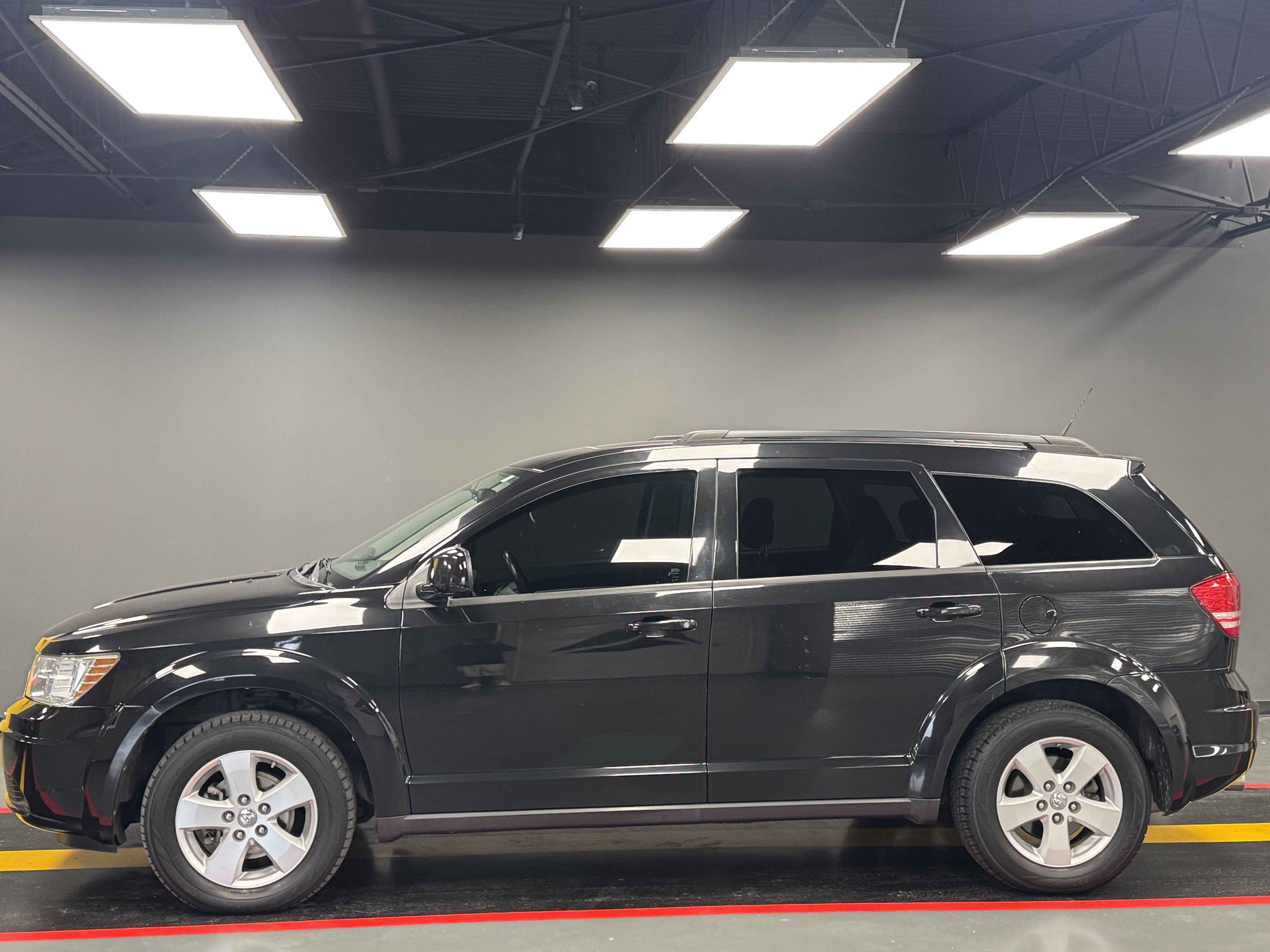 Used 2010 Dodge Journey SXT w/ Flexible Seating Group image 3