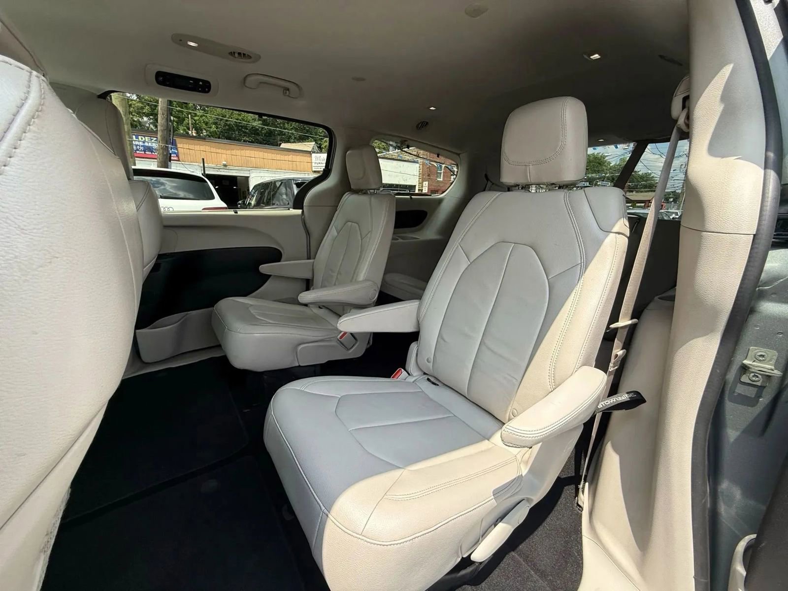 Used 2017 Chrysler Pacifica Touring-L w/ Tire & Wheel Group image 46