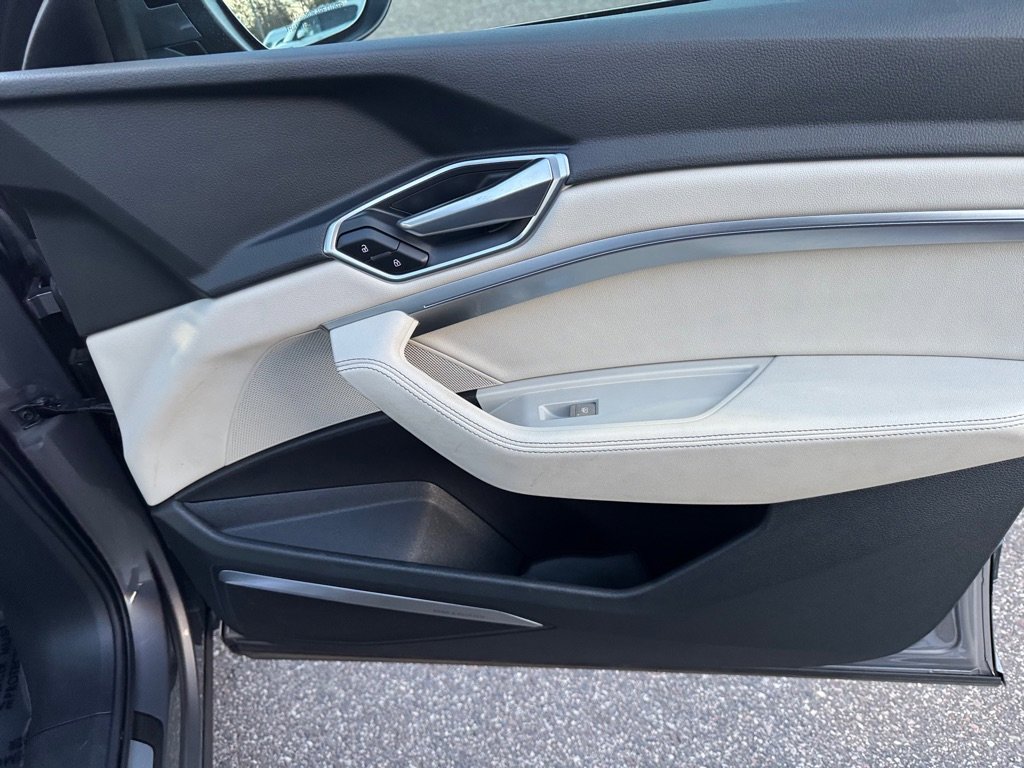Used 2019 Audi e-tron Premium Plus image 33