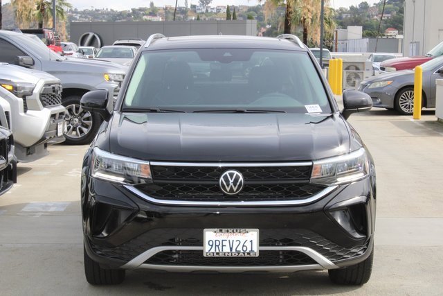 Used 2023 Volkswagen Taos SE w/ Panoramic Sunroof Package image 2