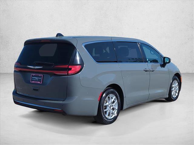 Used 2023 Chrysler Pacifica Touring-L FWD image 6