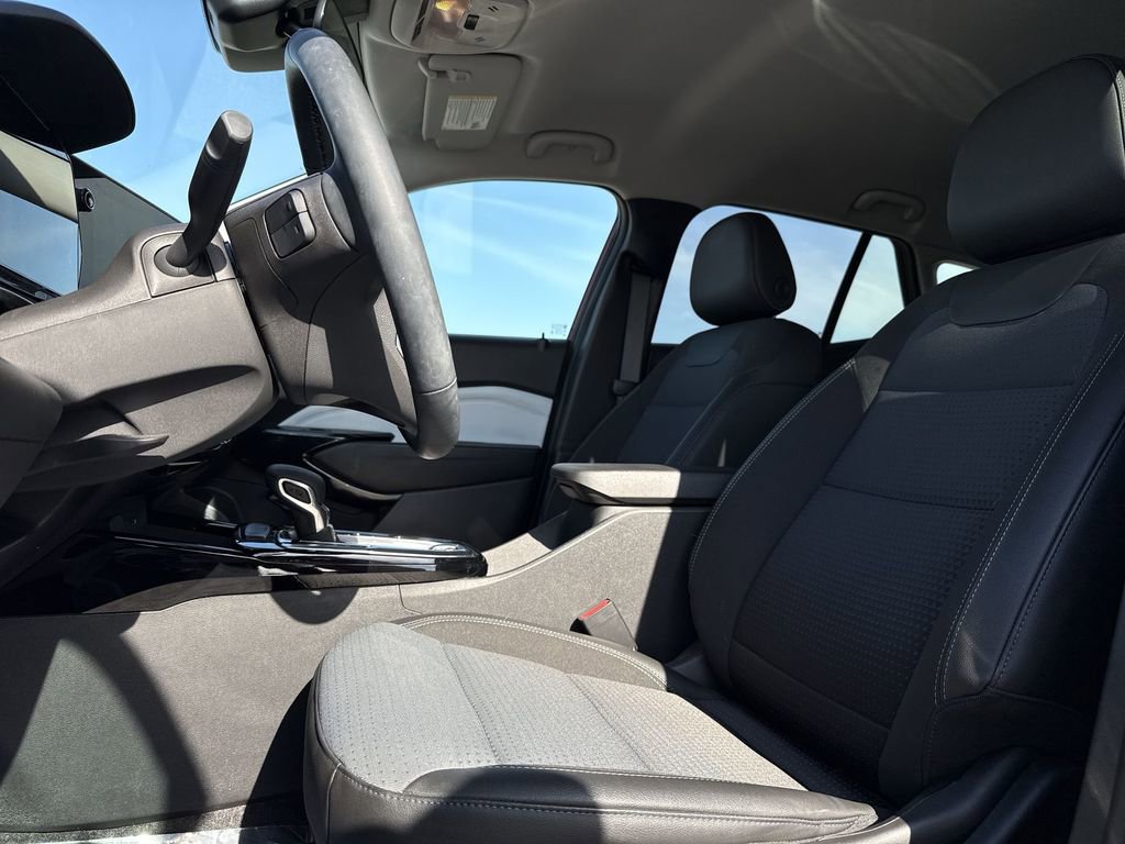 Used 2025 Chevrolet Trax LT w/ Driver Confidence Package image 13