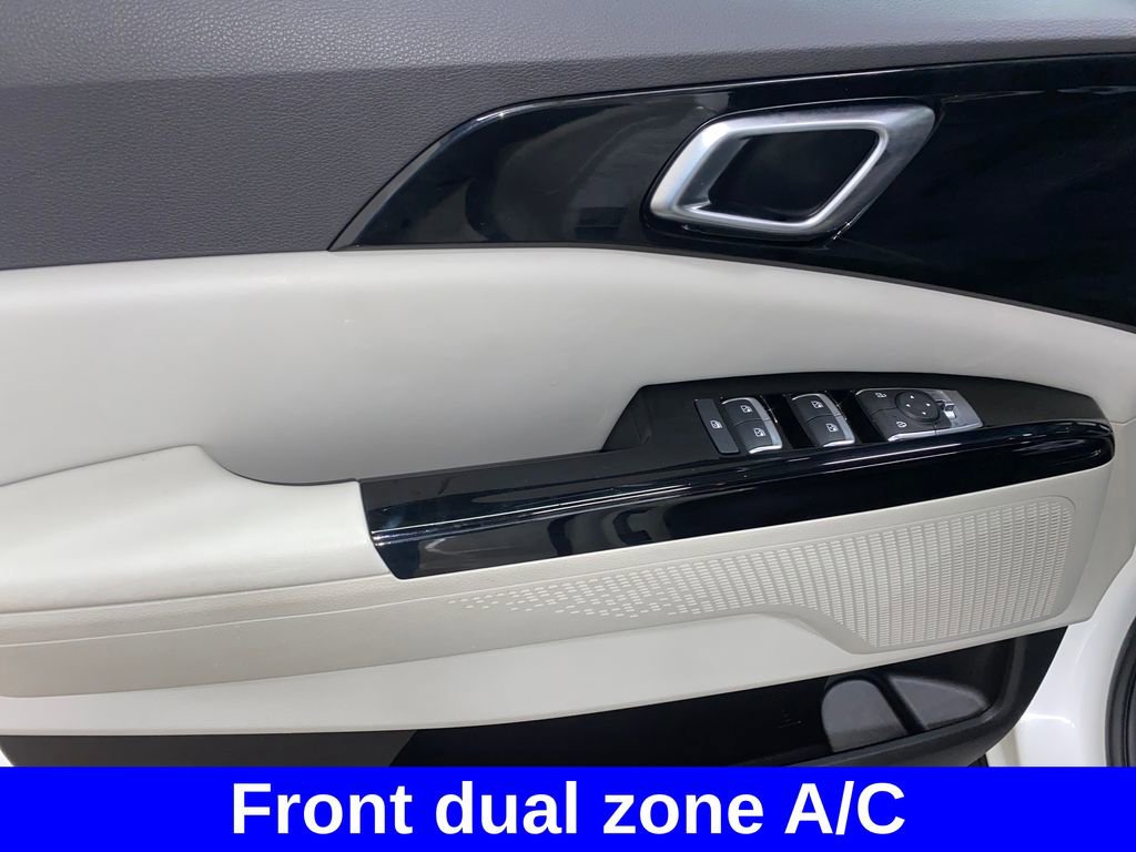 Used 2023 Kia Carnival EX FWD image 9