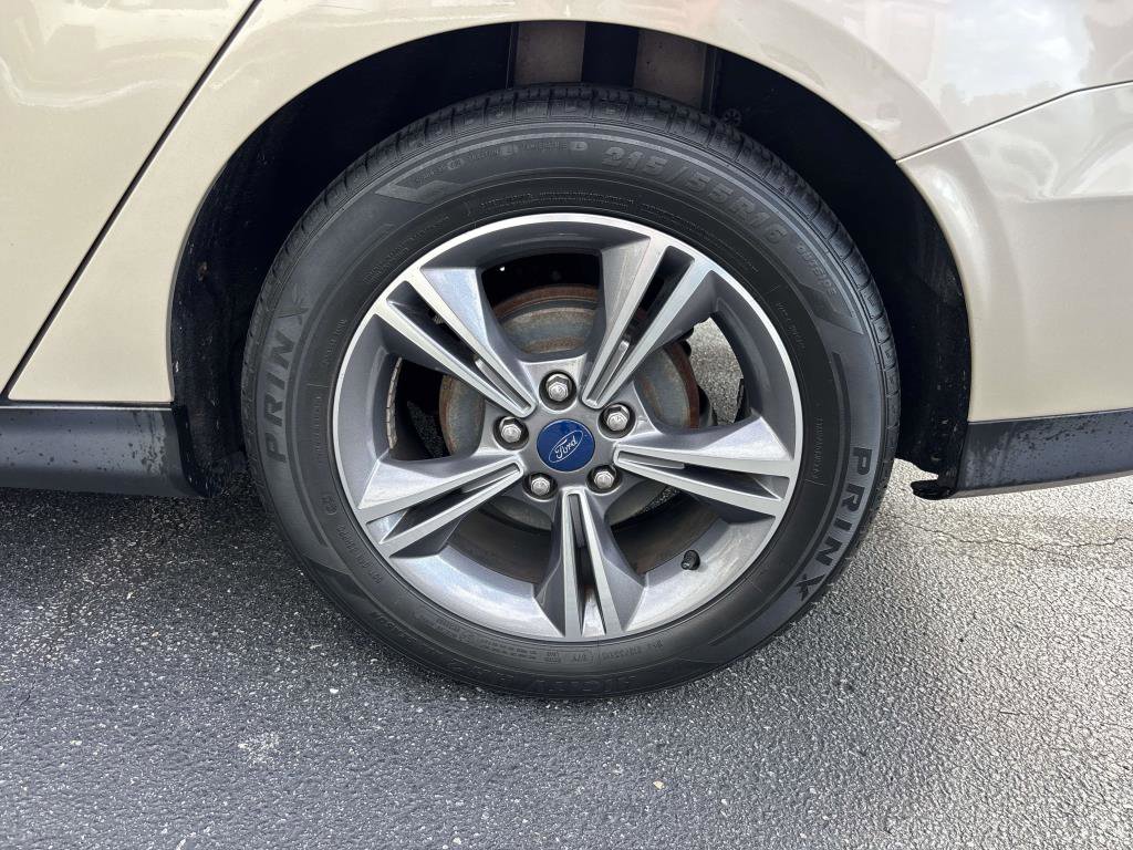 Used 2018 Ford Focus SE w/ SE Appearance Package image 29