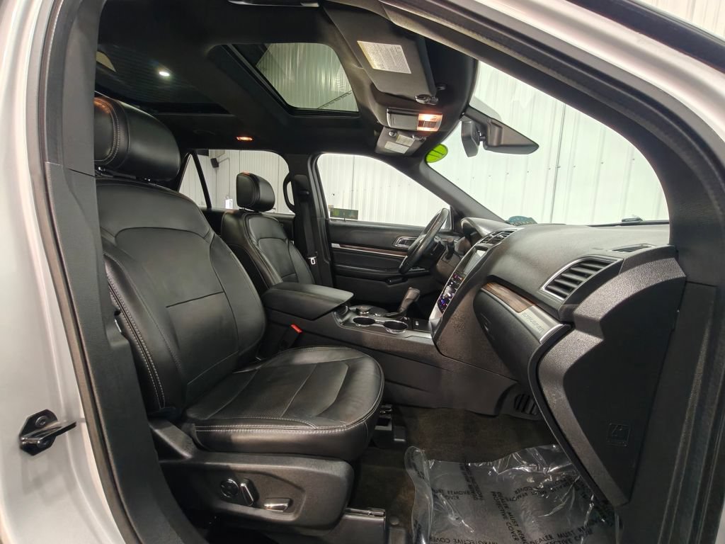 Used 2017 Ford Explorer Limited w/ Equipment Group 301A AWD/4WD image 30