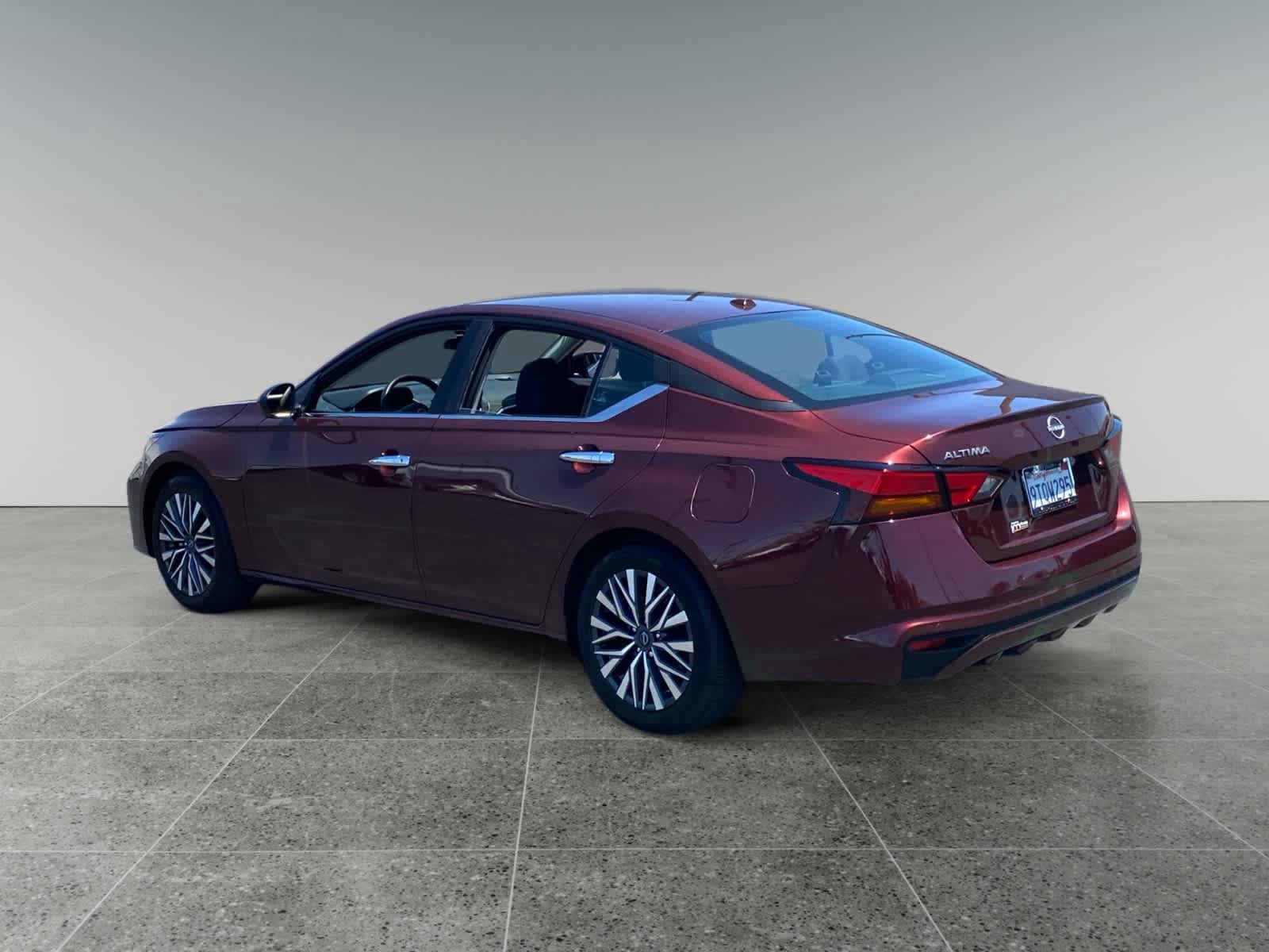 Used 2025 Nissan Altima 2.5 SV FWD image 3