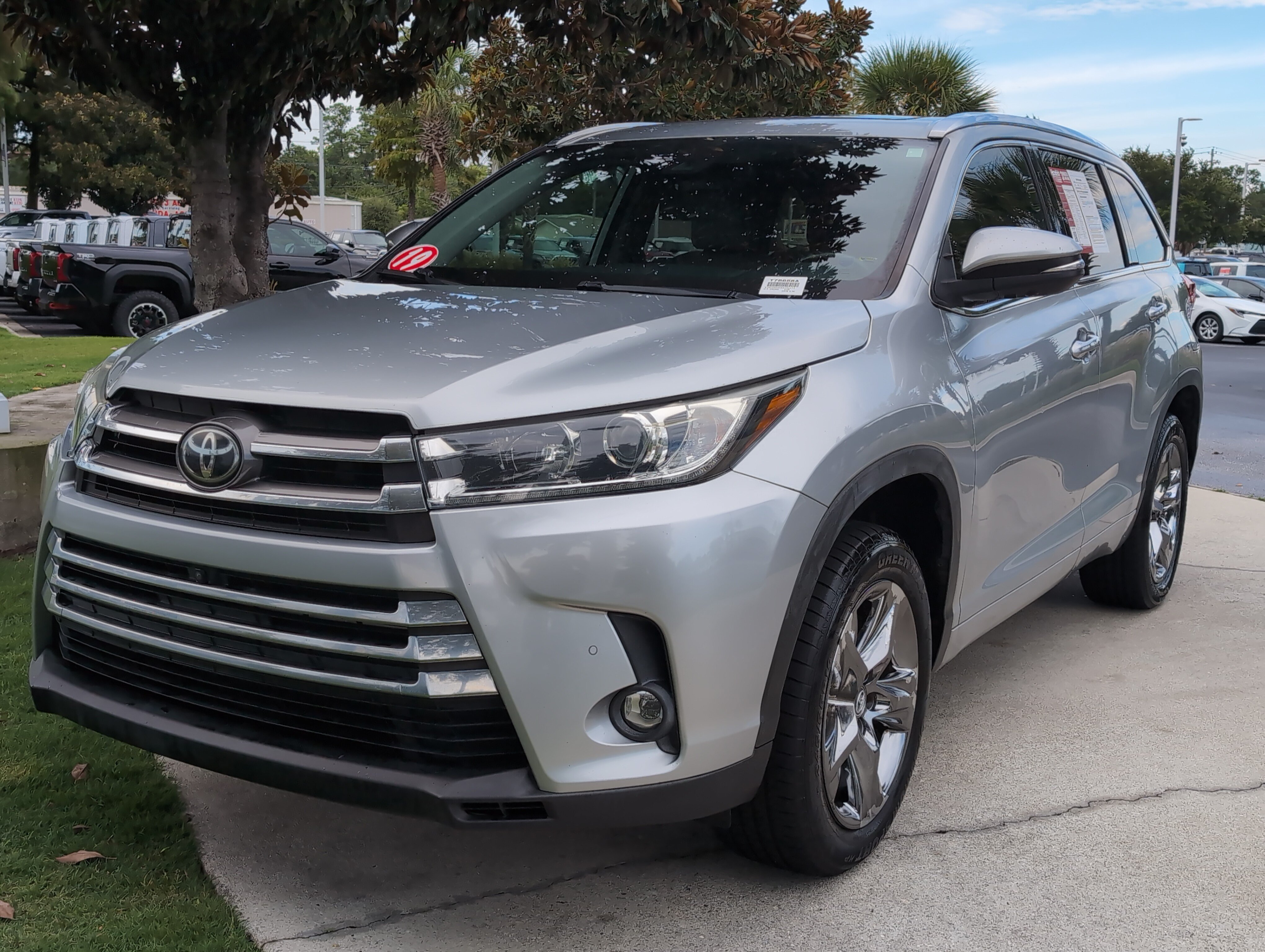 Used 2019 Toyota Highlander Limited Platinum FWD image 5
