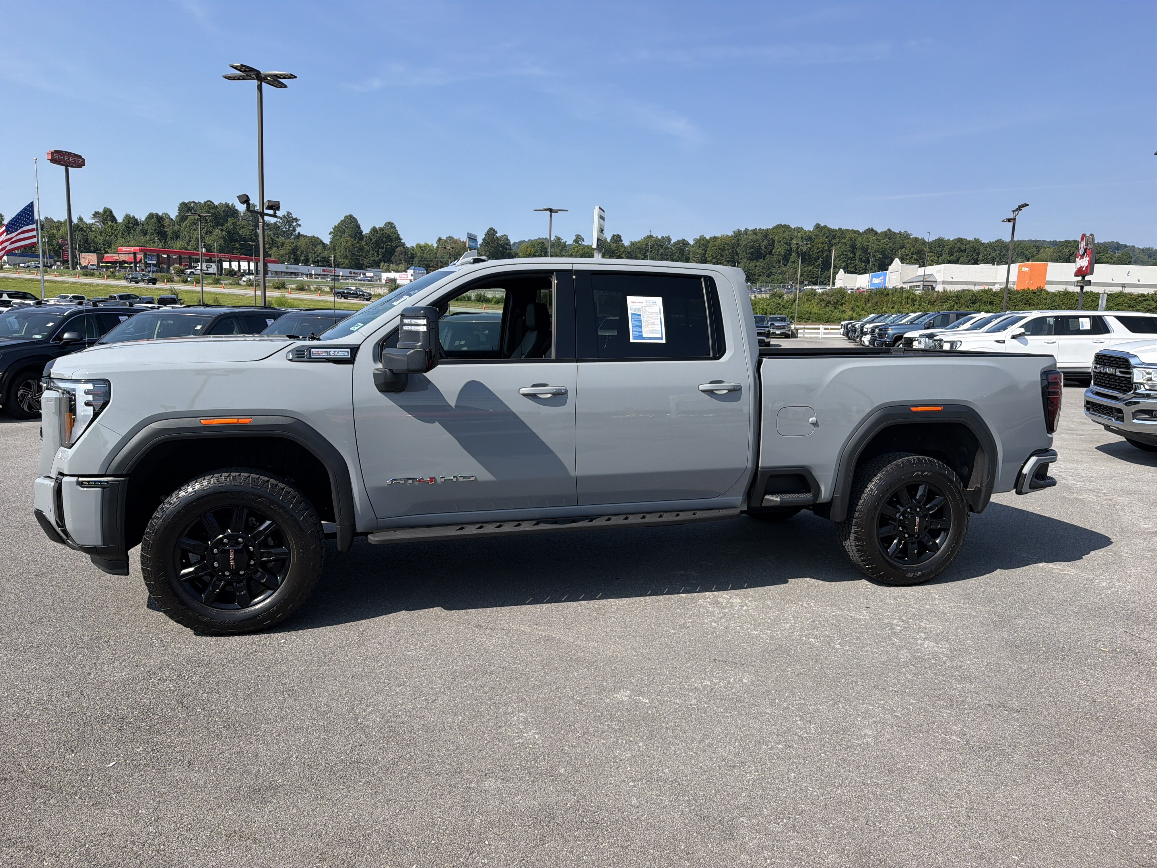 Used 2025 GMC Sierra 2500 AT4 w/ AT4 Premium Plus Package AWD/4WD image 12
