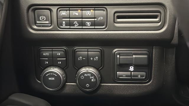 Used 2022 Chevrolet Tahoe Z71 w/ Luxury Package AWD/4WD image 34