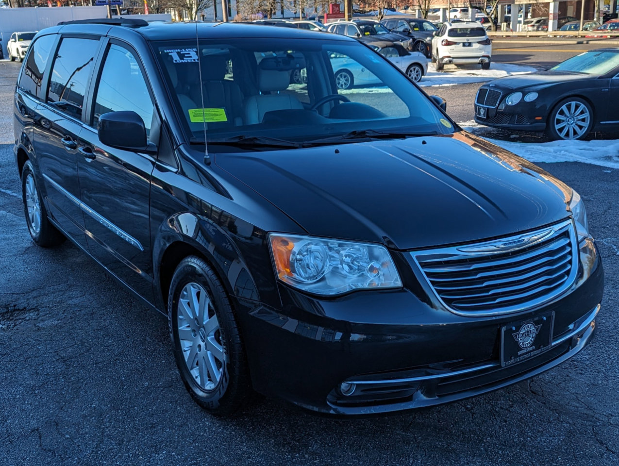 Used 2013 Chrysler Town & Country Touring image 6