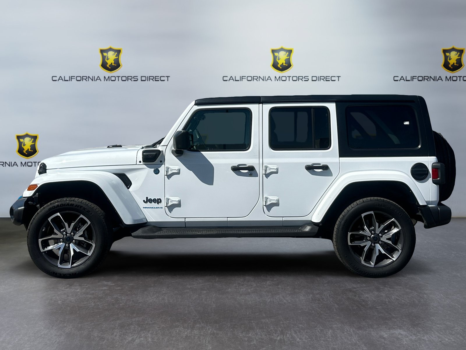 Used 2024 Jeep Wrangler Unlimited w/ Convenience Group AWD/4WD image 2