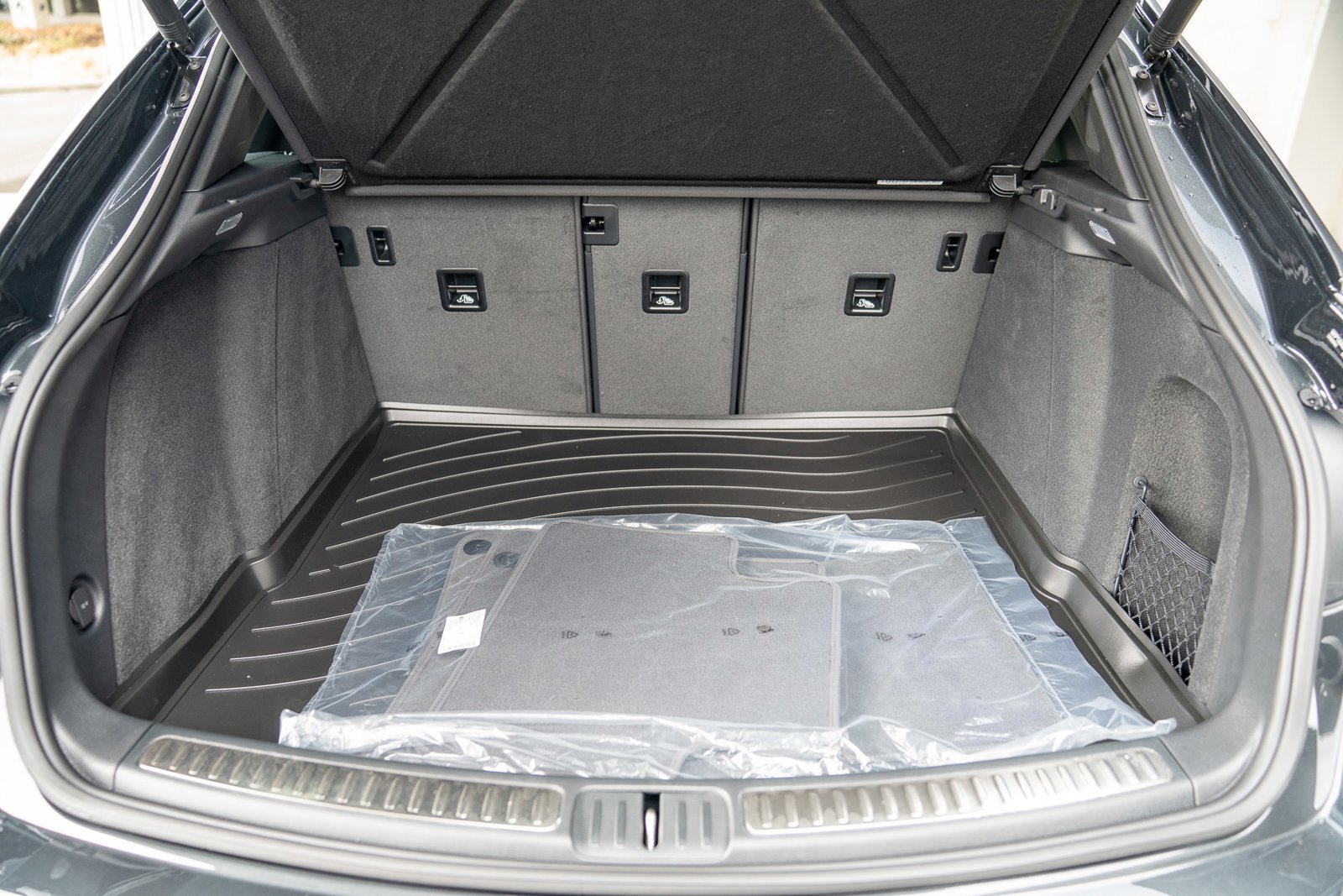 Certified 2025 Porsche Macan AWD/4WD image 24