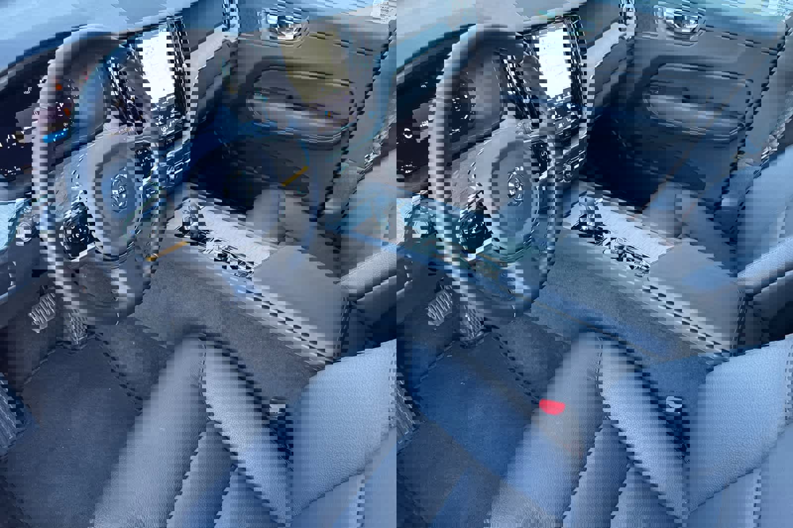 Used 2025 Volvo XC60 B5 Plus image 9