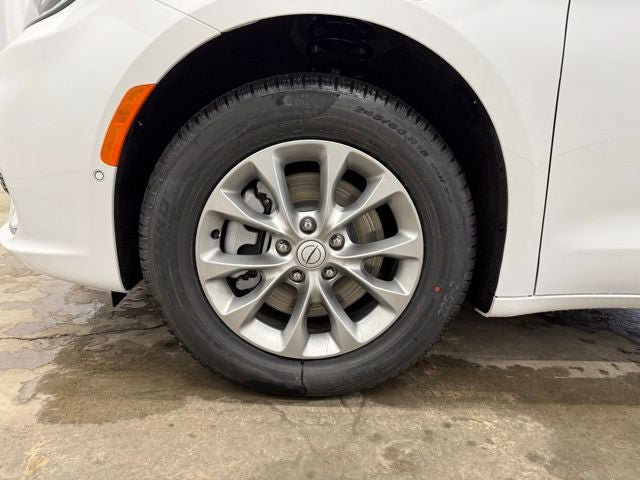 New 2026 Chrysler Pacifica Select AWD/4WD image 31