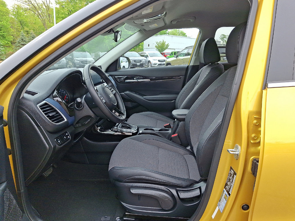 Used 2023 Kia Seltos S AWD/4WD image 3