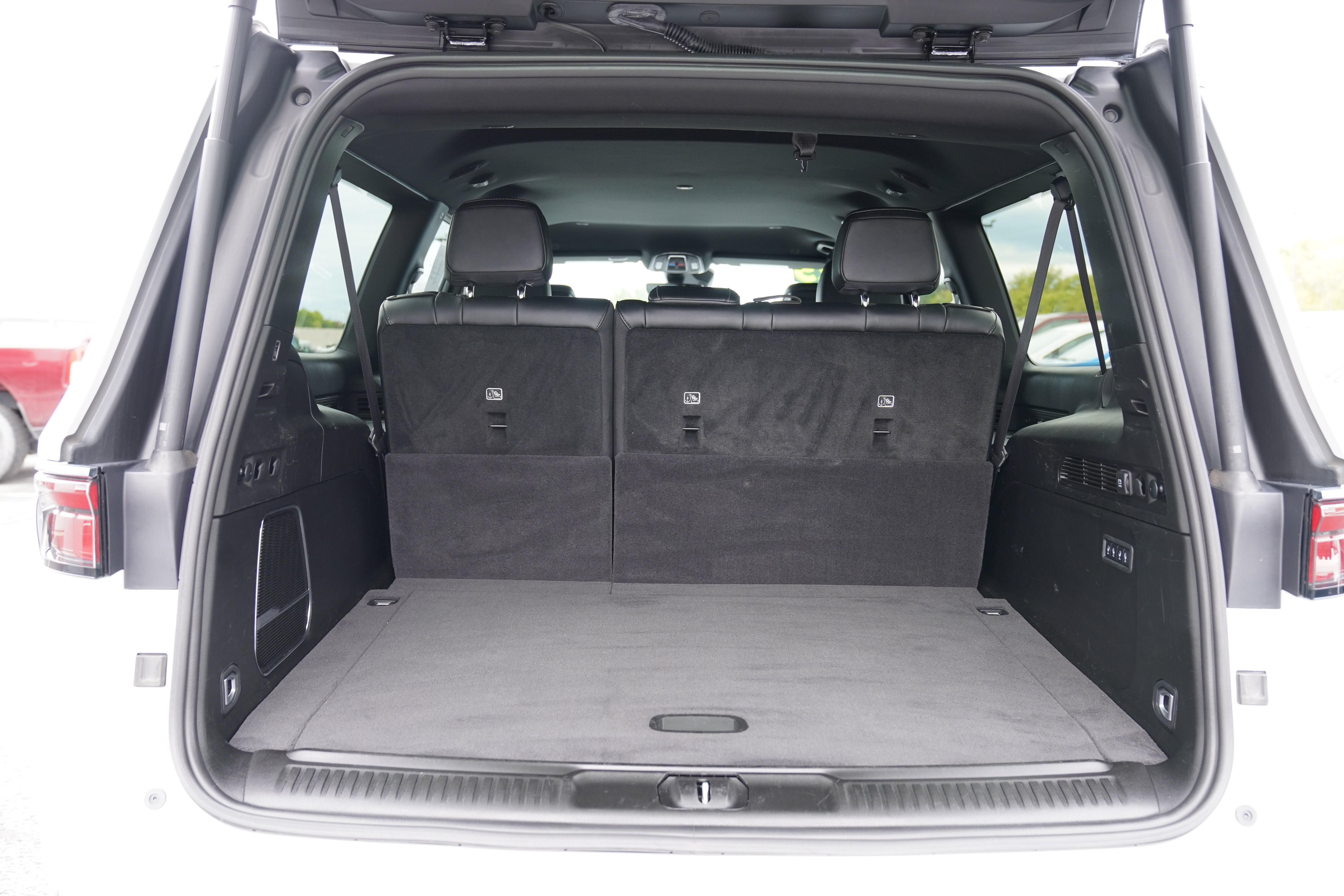 Used 2025 Jeep Wagoneer L Series II w/ 8-pass Seating Package AWD/4WD image 9