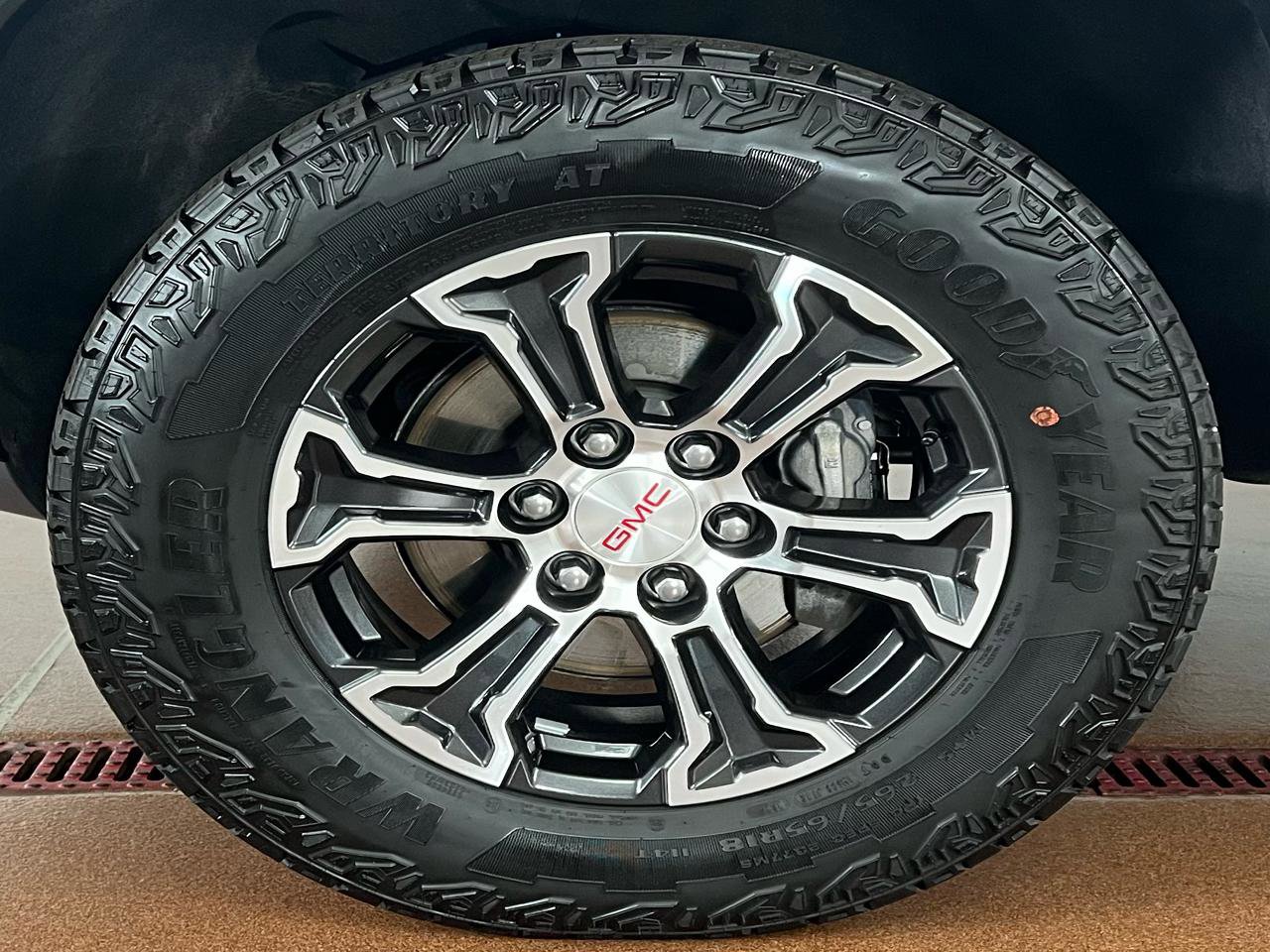 Used 2024 GMC Canyon AT4 w/ Technology Package image 9