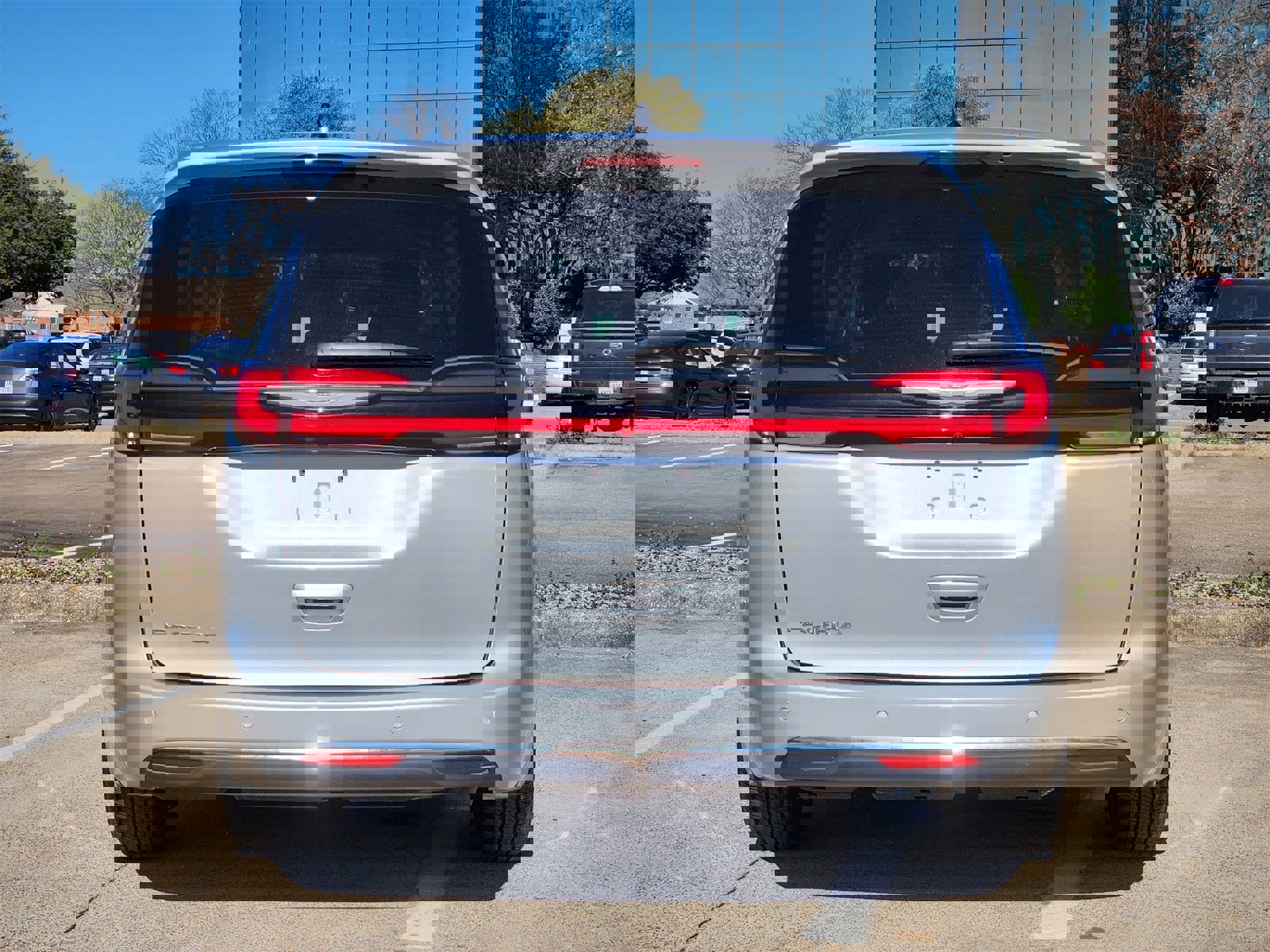 Used 2024 Chrysler Pacifica Touring-L image 5