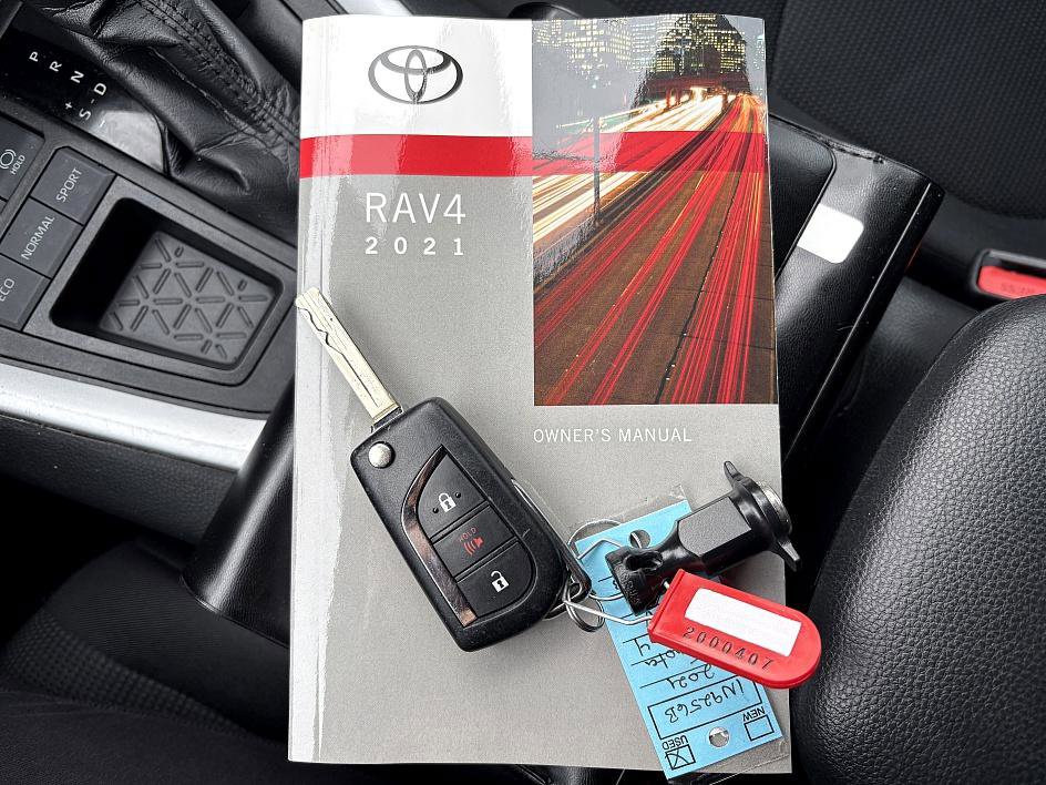 Used 2021 Toyota RAV4 LE image 27