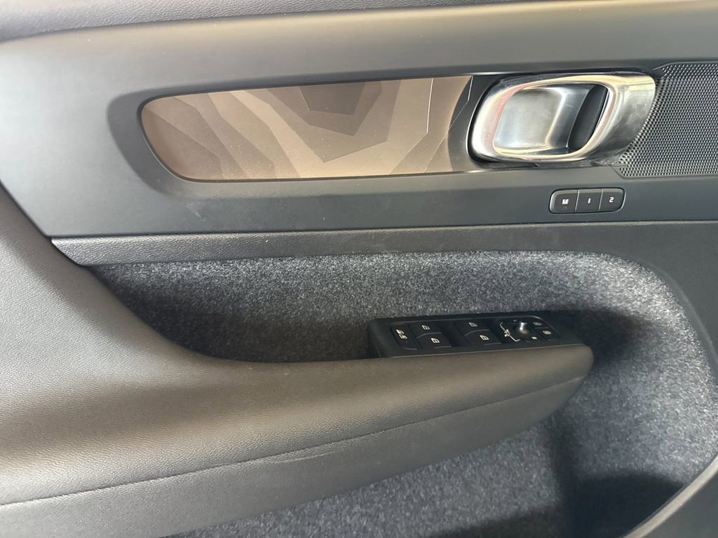 Certified 2023 Volvo XC40 Recharge Core image 10