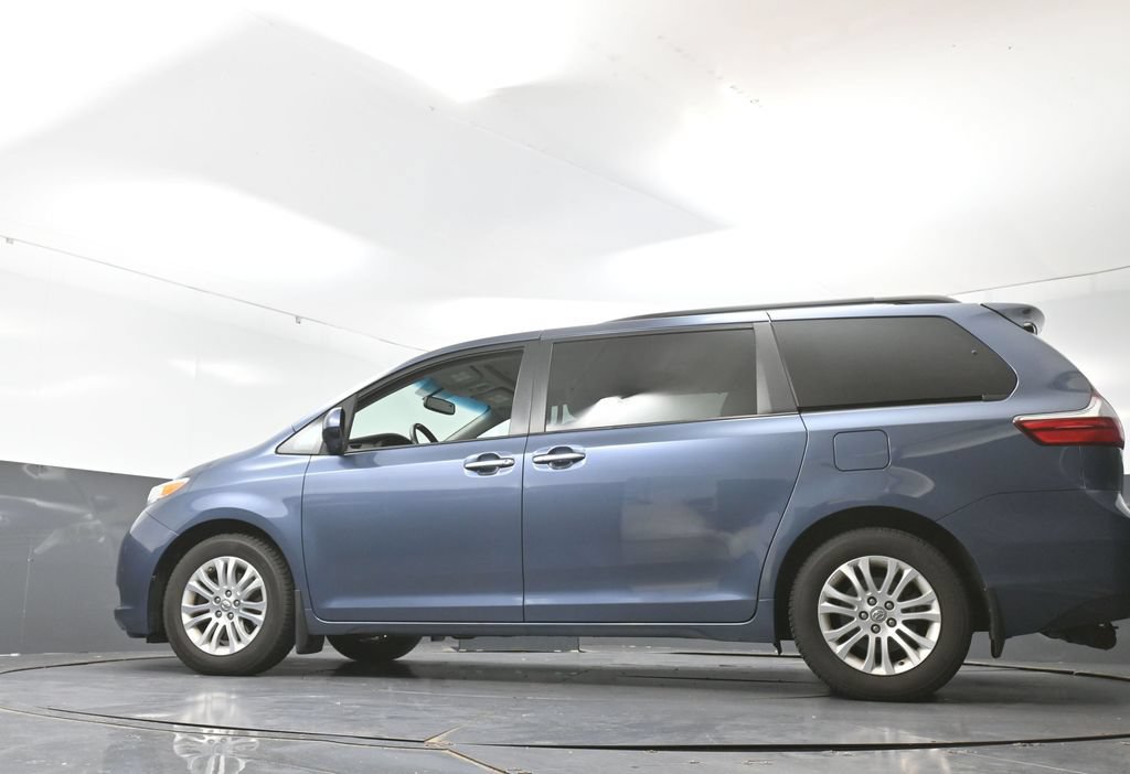Used 2017 Toyota Sienna XLE w/ XLE Navigation Package FWD image 28
