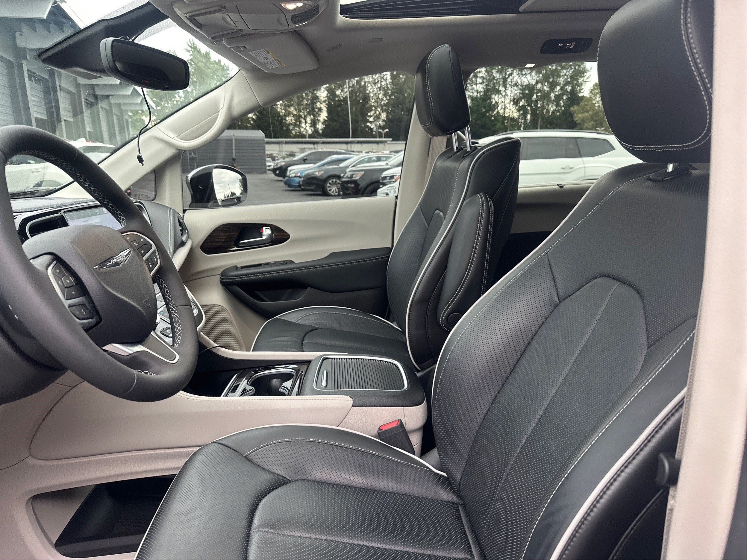 Used 2023 Chrysler Pacifica Limited w/ Uconnect Theater Family Group FWD image 9