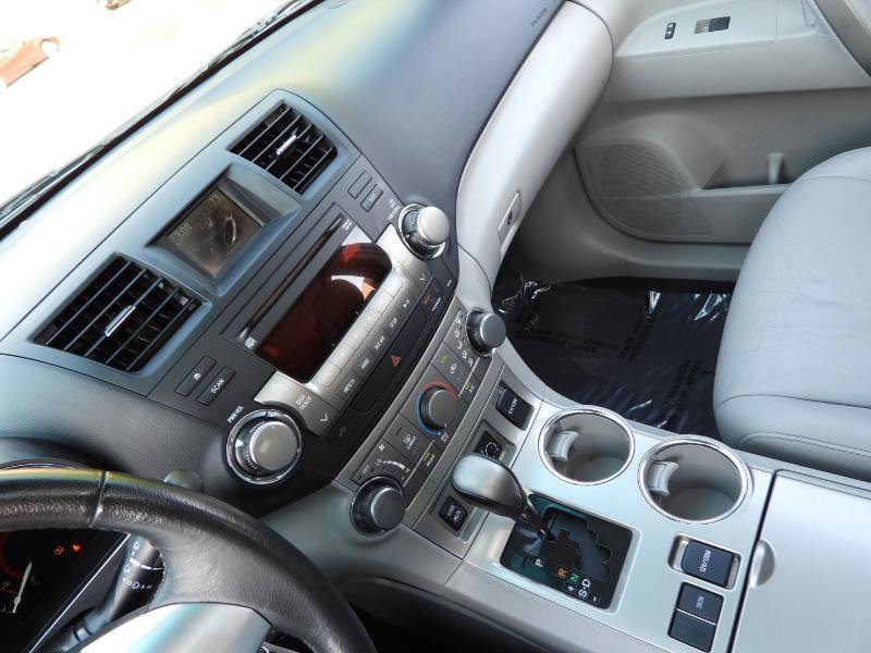 Used 2012 Toyota Highlander SE w/ Tow Pkg FWD image 46