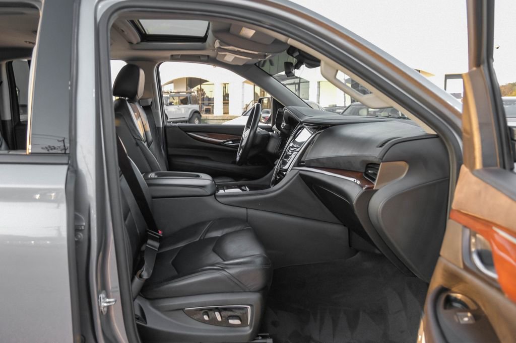 Used 2020 Cadillac Escalade ESV Luxury w/ Escalade Sport Edition image 38