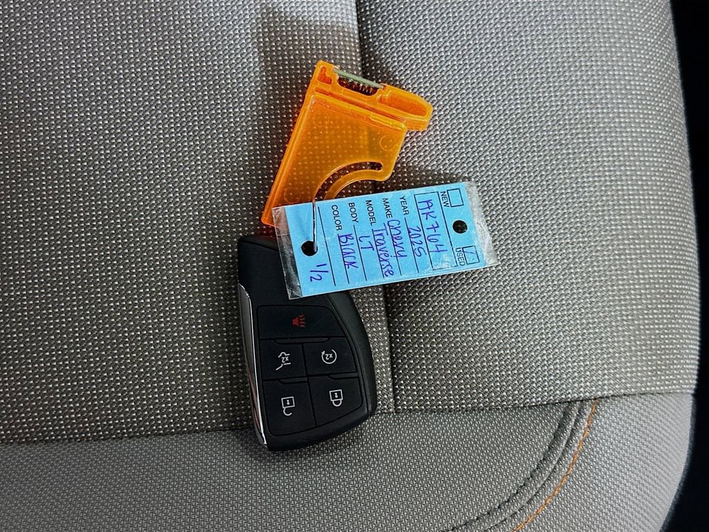 Used 2025 Chevrolet Traverse LT image 36