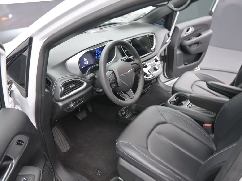 Used 2024 Chrysler Pacifica Limited FWD image 17