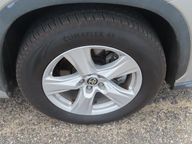 Used 2021 Toyota Highlander L FWD image 11