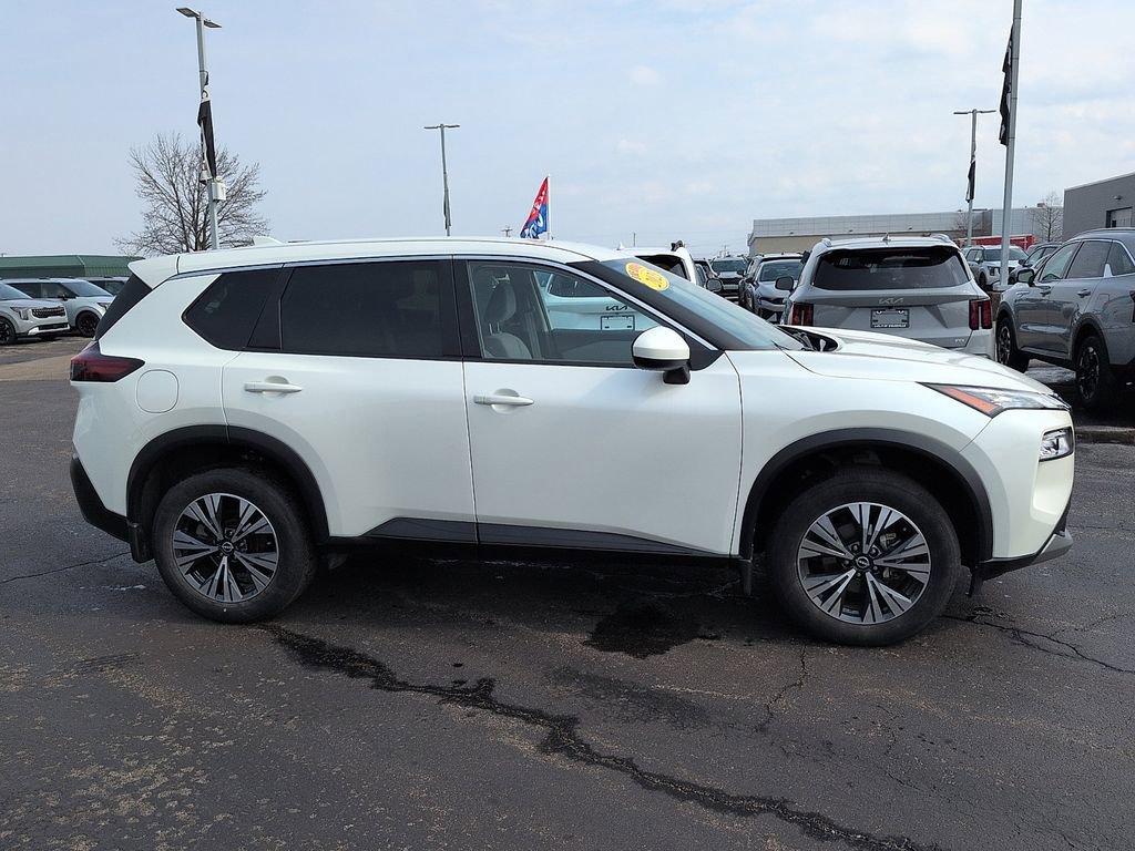 Used 2023 Nissan Rogue SV image 2