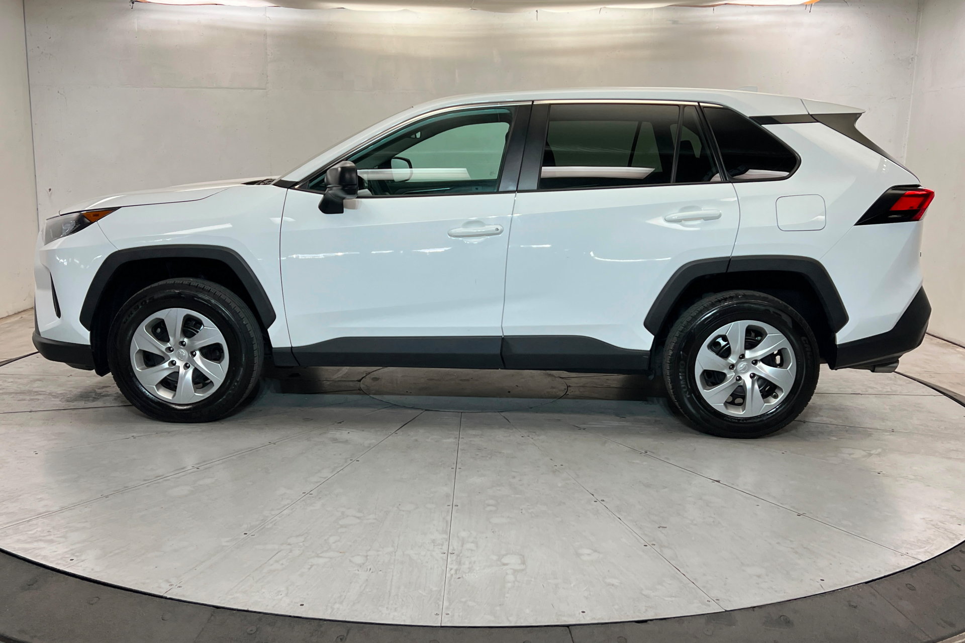 Used 2022 Toyota RAV4 LE FWD image 2