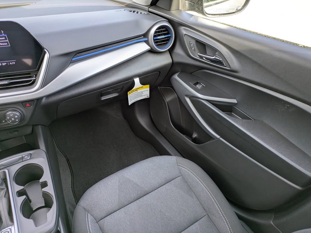 Used 2025 Chevrolet Trax LS w/ LS Convenience Package image 17