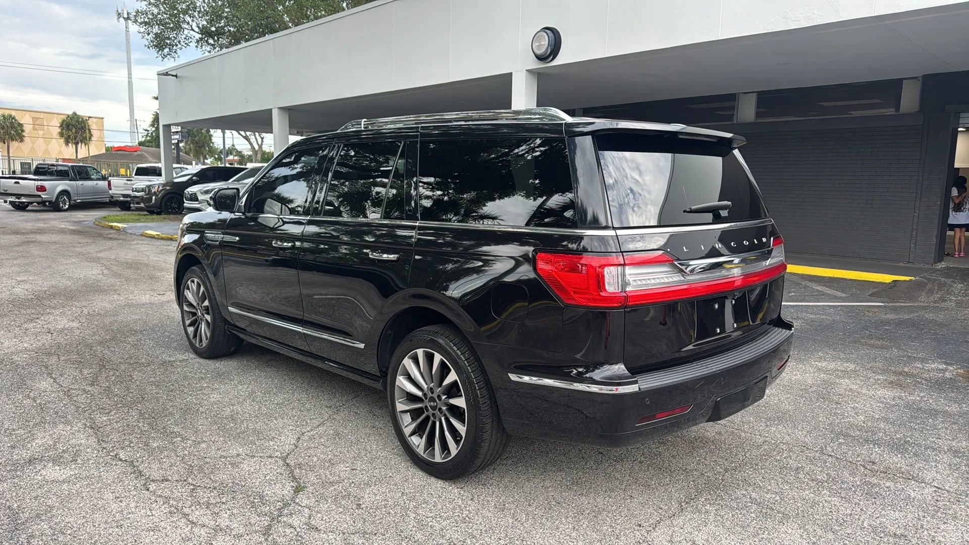 Used 2019 Lincoln Navigator Select RWD image 3