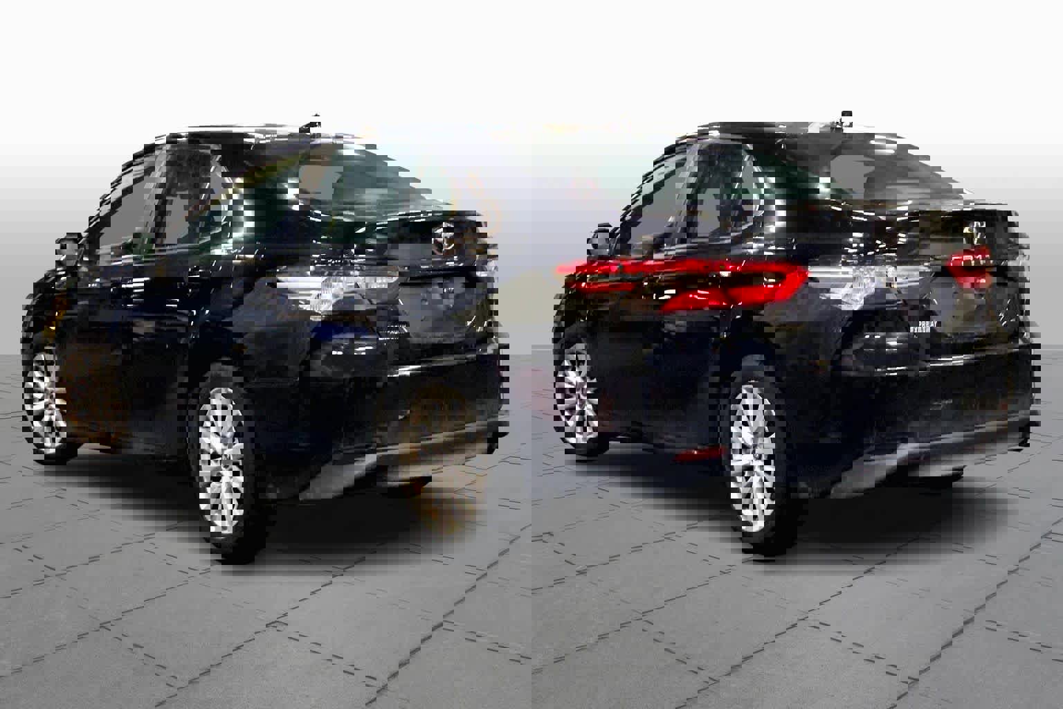 Used 2019 Toyota Camry LE image 11