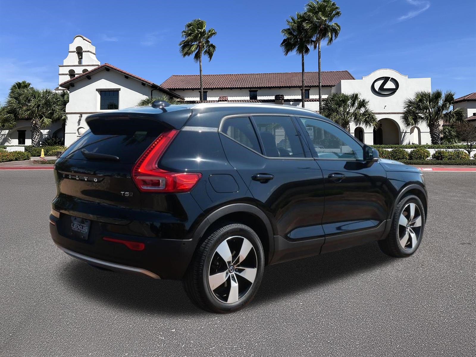 Used 2019 Volvo XC40 T5 Momentum image 2