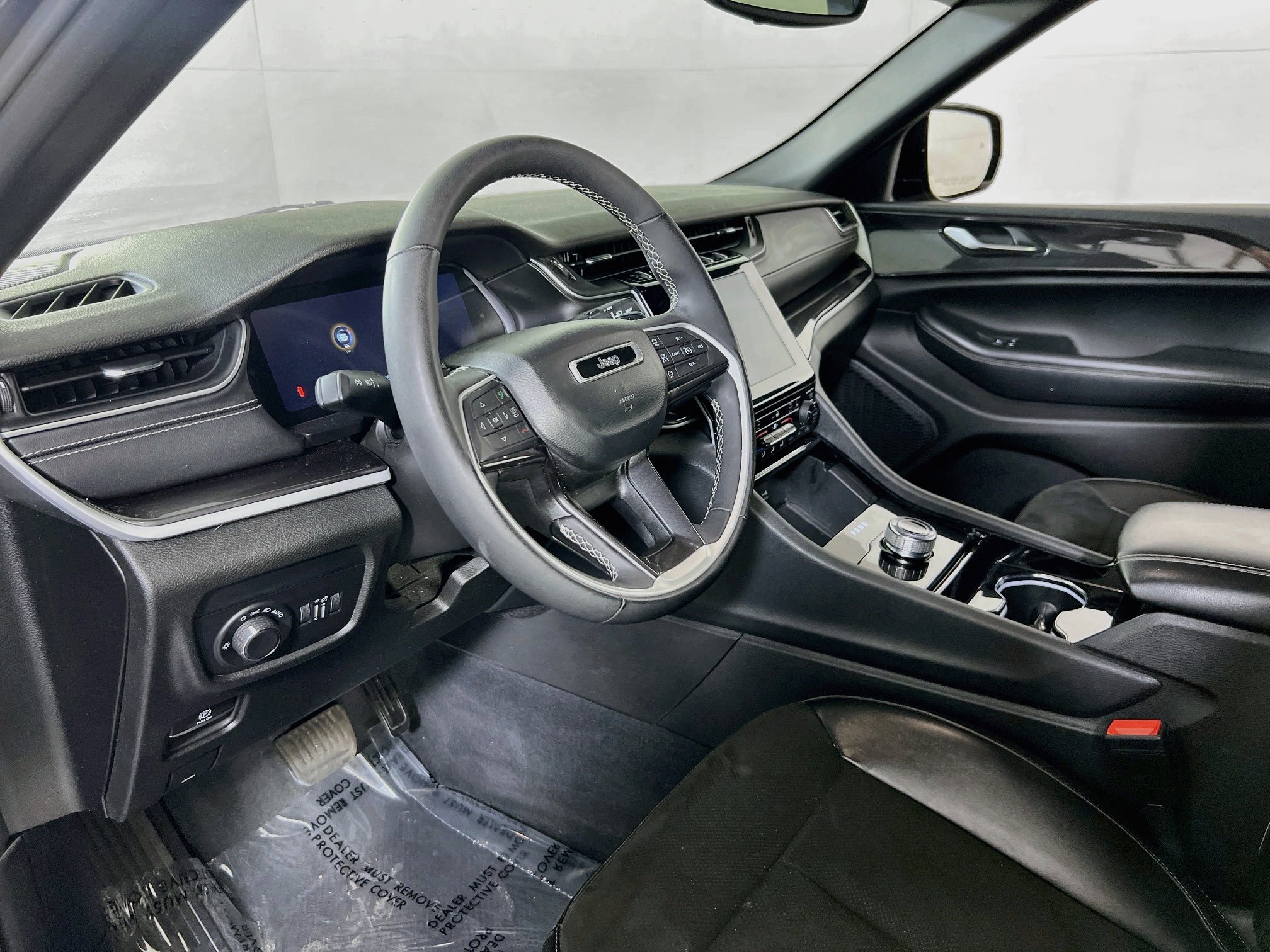 Used 2023 Jeep Grand Cherokee Altitude AWD/4WD image 9