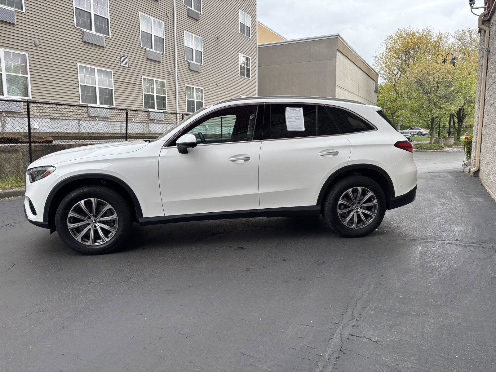Used 2023 Mercedes-Benz GLC 300 4MATIC image 3