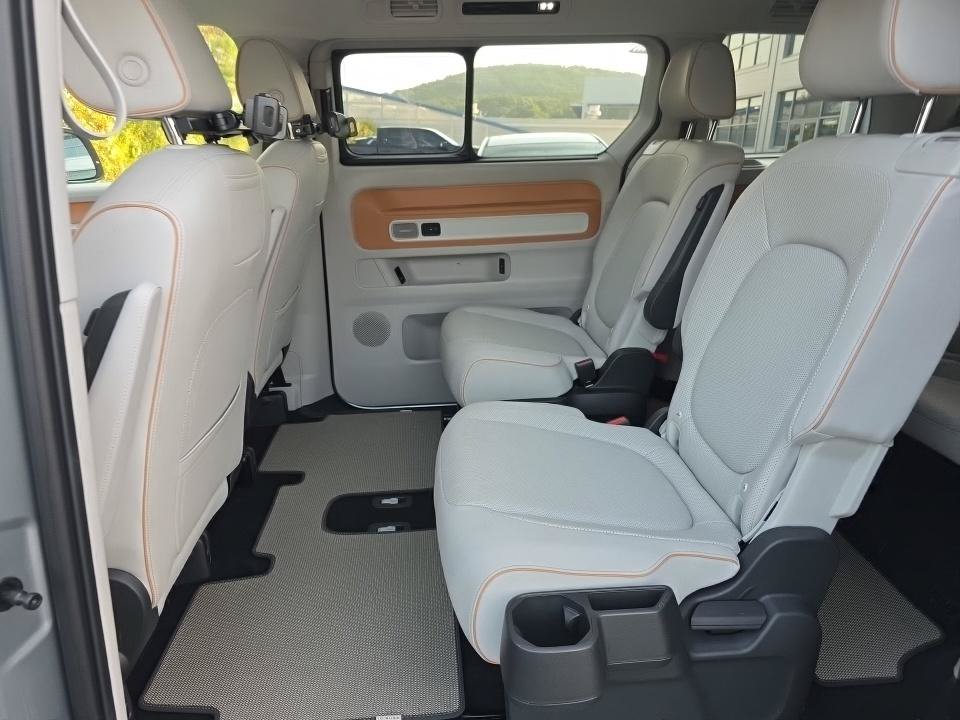 Used 2025 Volkswagen ID. Buzz 1st Edition AWD/4WD image 17