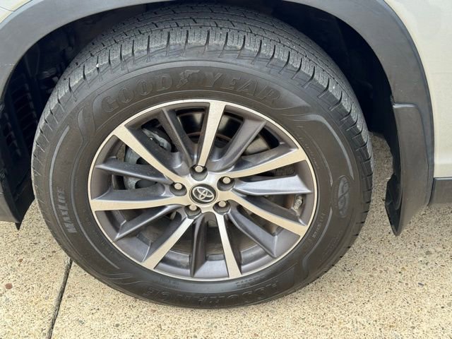Used 2019 Toyota Highlander XLE image 23