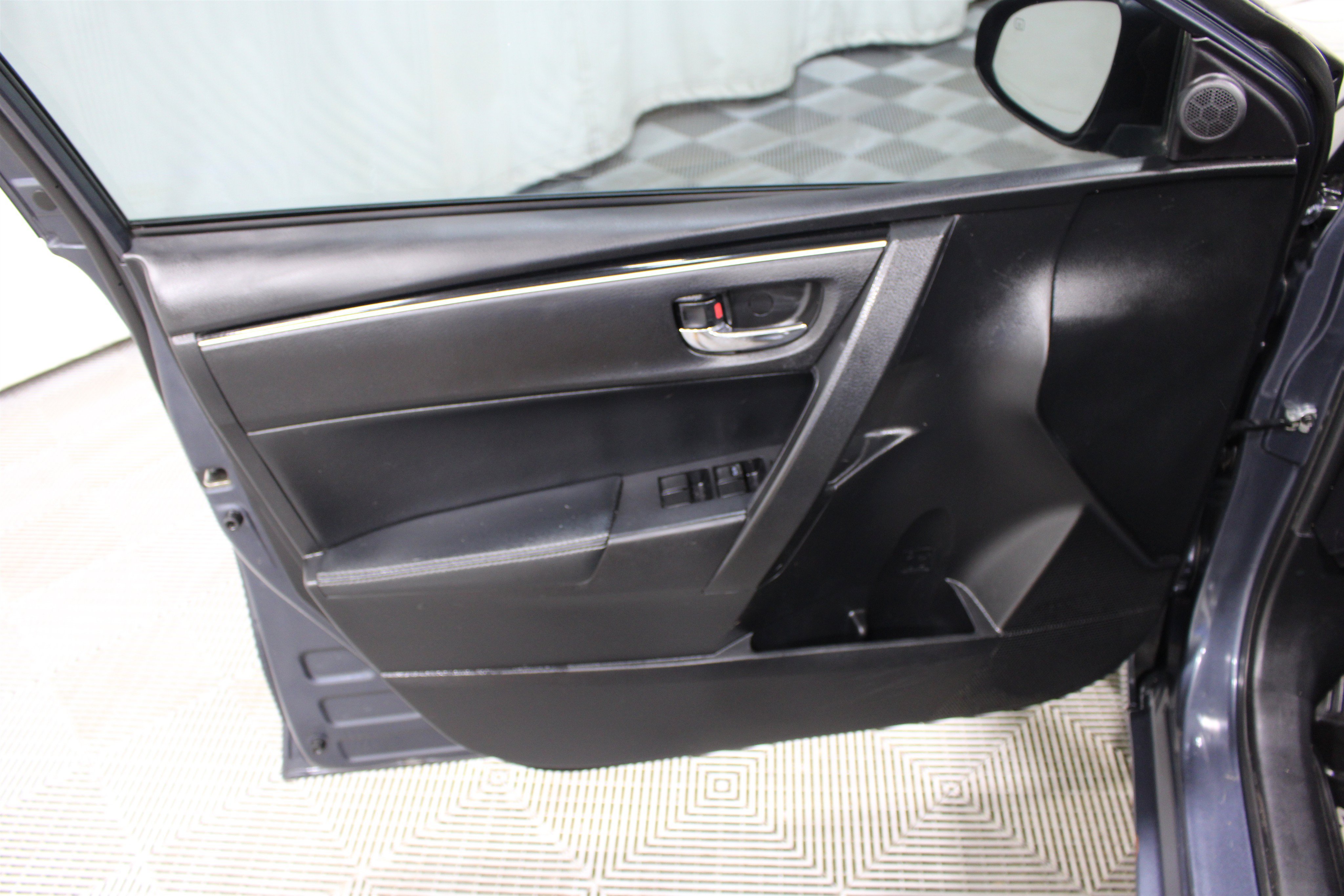 Used 2018 Toyota Corolla XLE FWD image 5