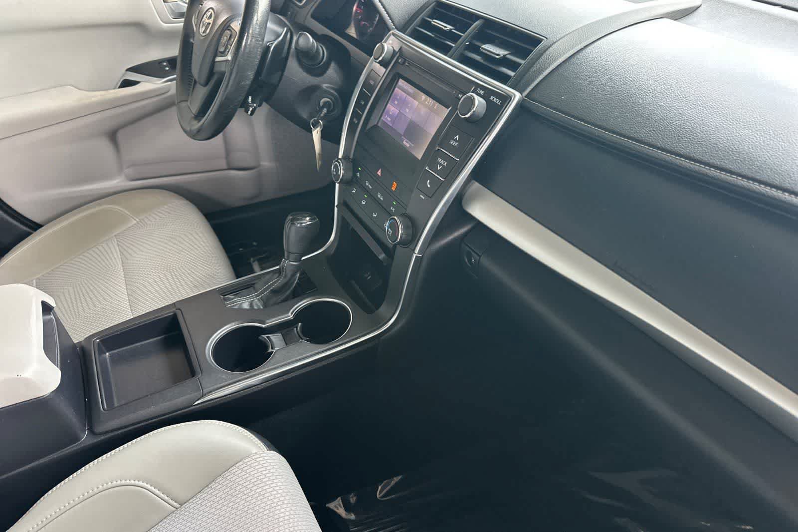 Used 2016 Toyota Camry SE FWD image 17