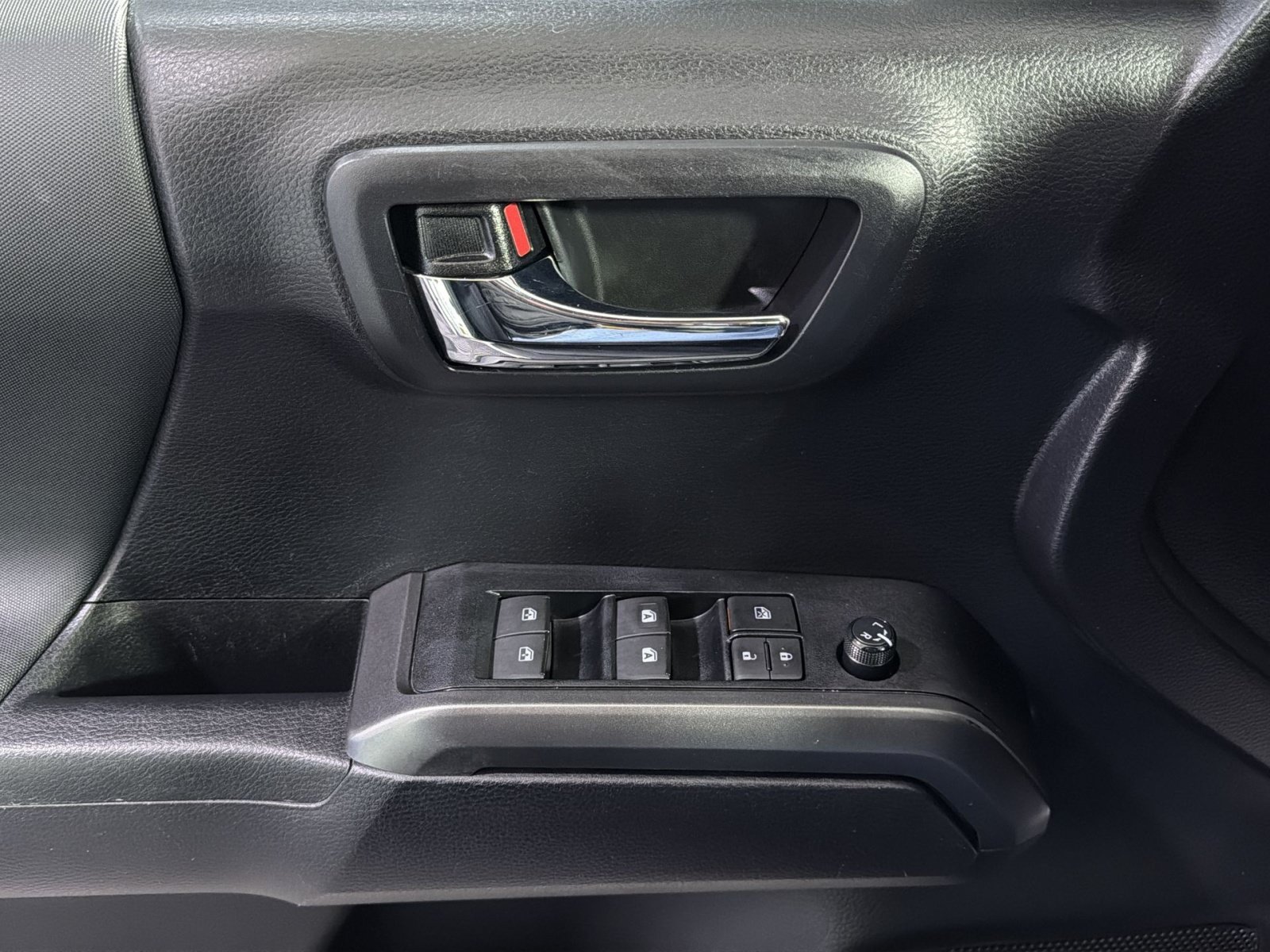 Used 2020 Toyota Tacoma TRD Sport AWD/4WD image 33