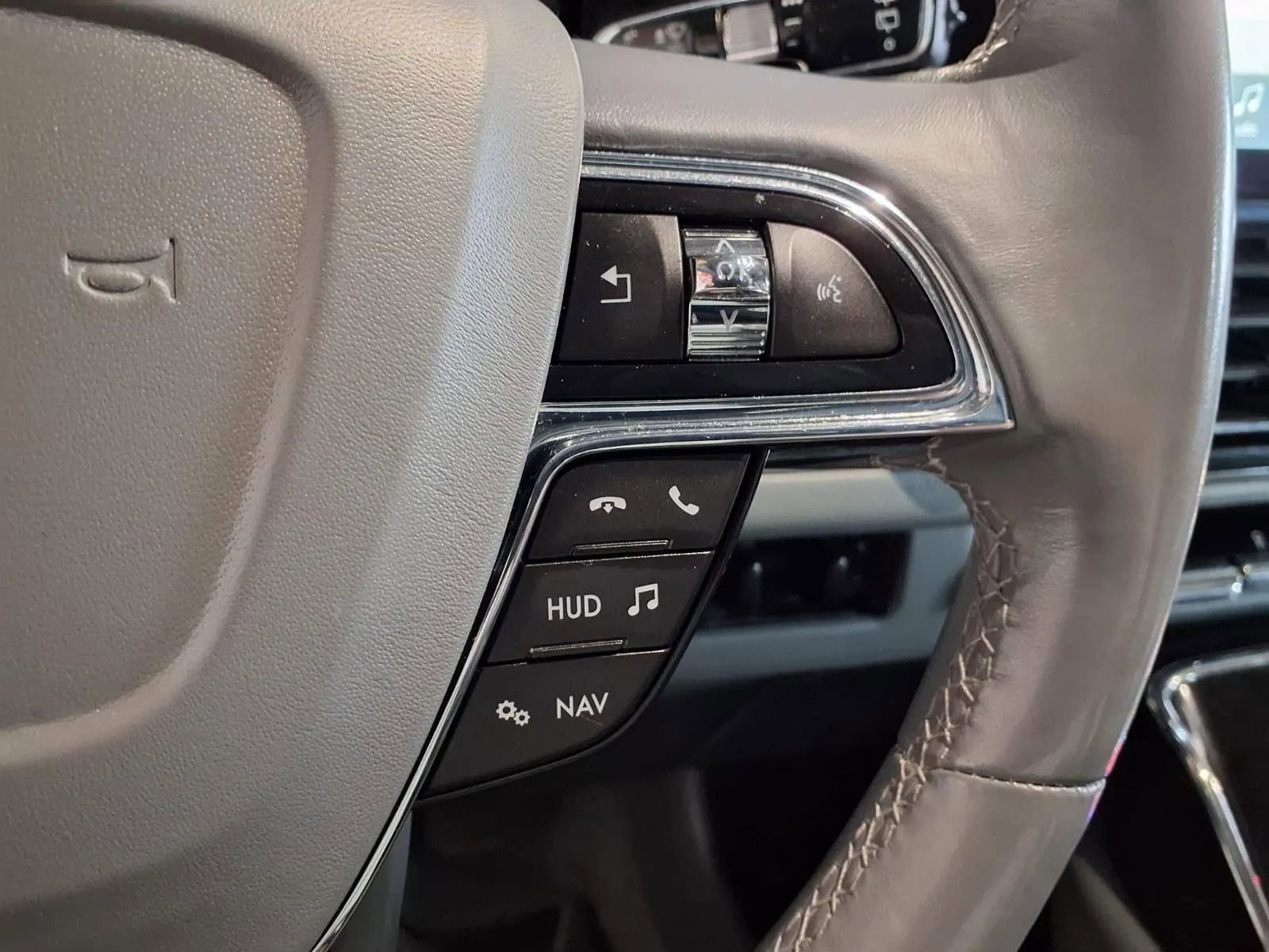 Used 2019 Lincoln Navigator L Reserve image 34